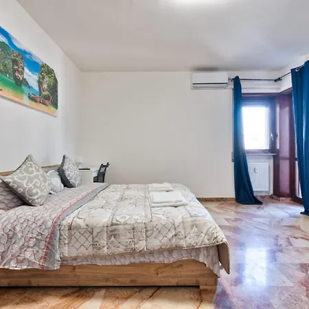 Easy Downtown - Private With Shared Bathroom بيت ضيافة مارغيرا