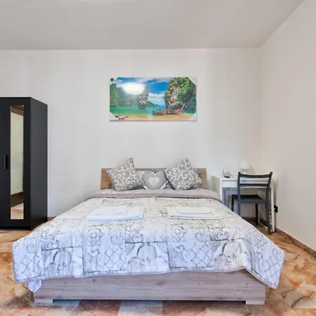 Easy Downtown - Private With Shared Bathroom *