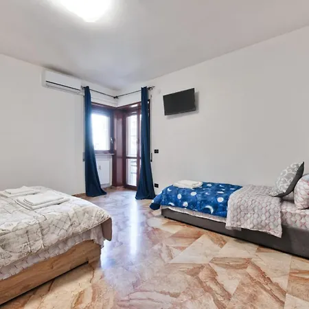 Easy Downtown - Private With Shared Bathroom 招待所 *