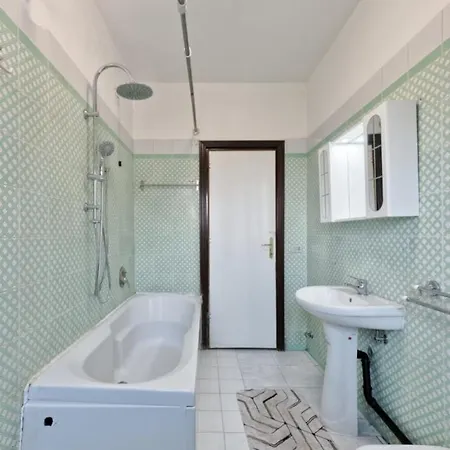 Easy Downtown - Private With Shared Bathroom