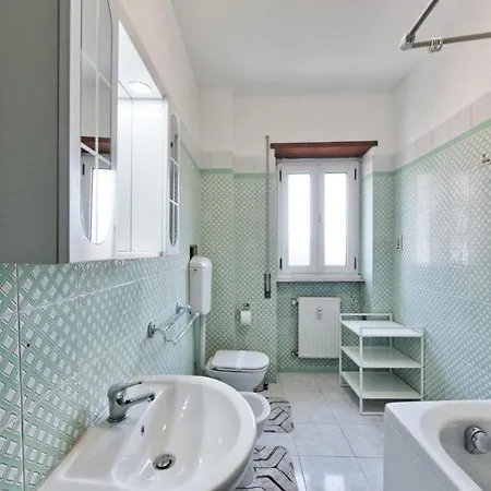 Easy Downtown - Private With Shared Bathroom 招待所