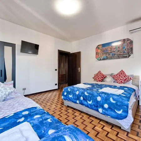 Guest house Easy Downtown - Private With Shared Bathroom