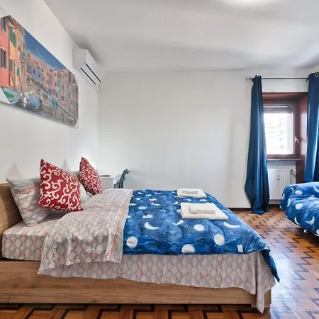 Easy Downtown - Private With Shared Bathroom *