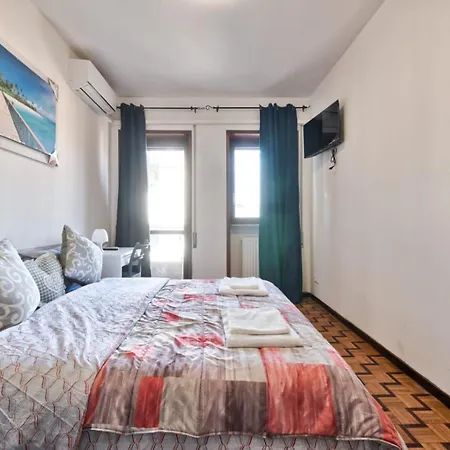 Guest house Easy Downtown - Private With Shared Bathroom *