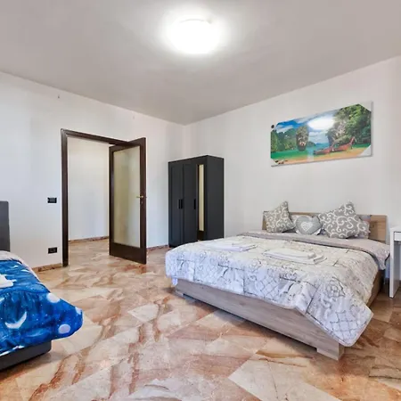 בית הארחה Easy Downtown - Private With Shared Bathroom